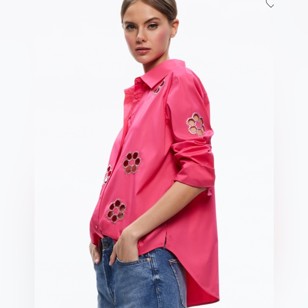 ❤️❤️ALICE AND OLIVIA FINELY FLOWER EMBELLISHED BUTTON DOWN❤️❤️ - Picture 2 of 6